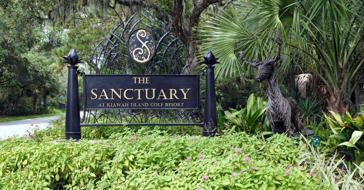 the sanctuary hotel sign on kiawah island