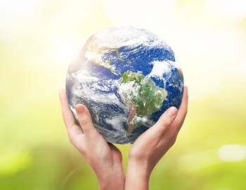 hands holding earth