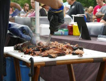 barbecue cutting brisket