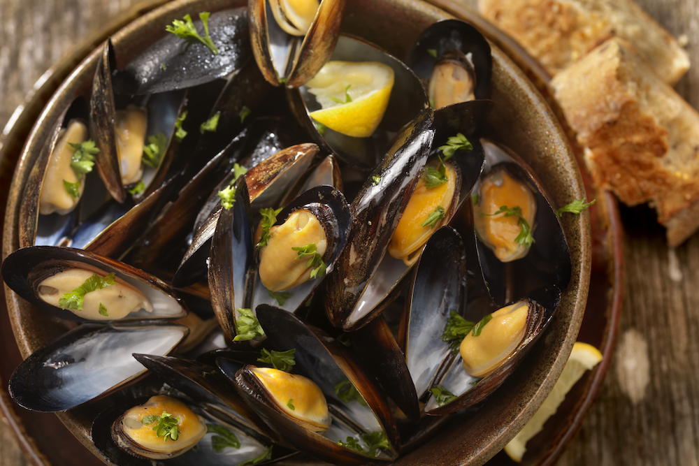 Dish of fresh mussels with bread