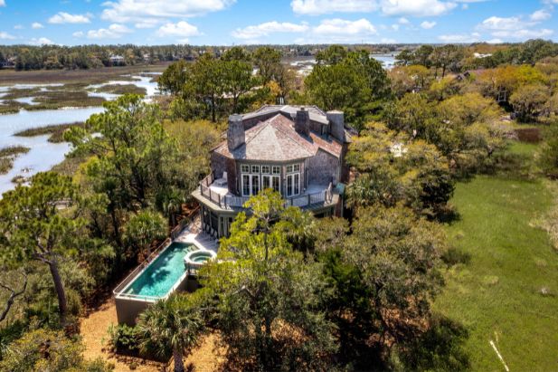 aerial view of kiawah island home with pool and river view