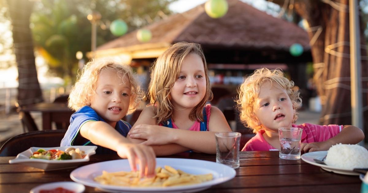 kids at outdoor restaurant